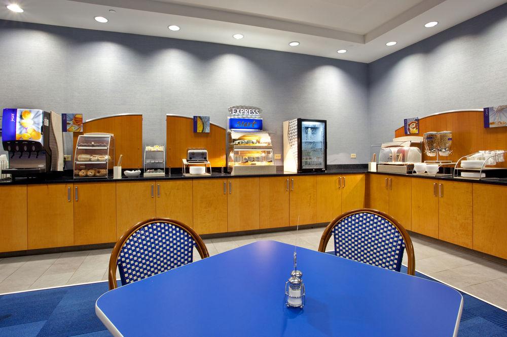 Holiday Inn Express Hotel & Suites Norfolk Airport By Ihg Bagian luar foto